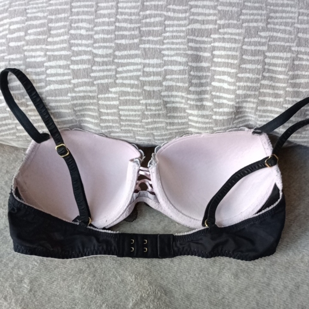 B) Victoria's Secret Black and White Lace Bra - Picture 3 of 4